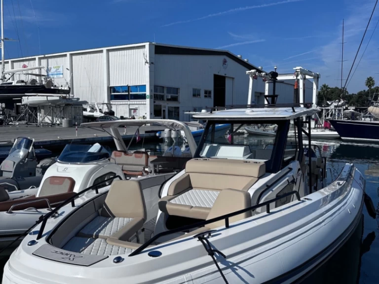 Noleggio barche Zodiac X10CC a Cogolin su Samboat