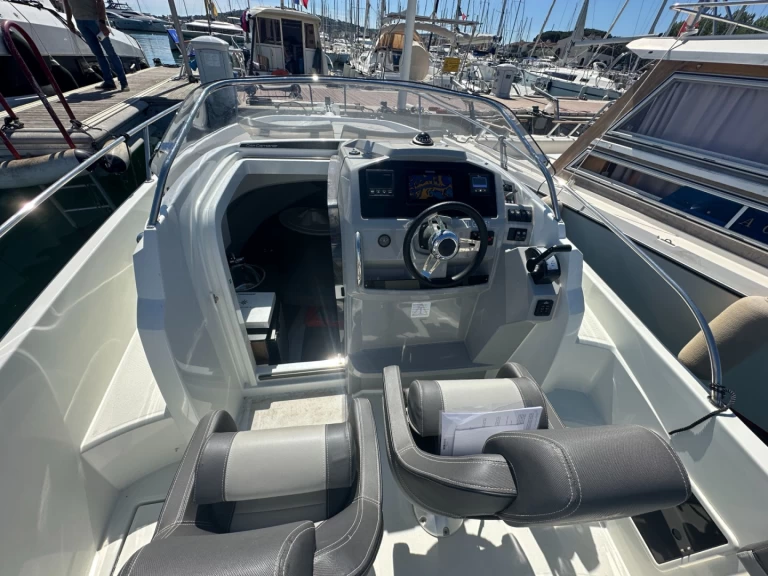 Jeanneau Cap Camarat 7.5 WA Serie 2 da affittare a  Cogolin