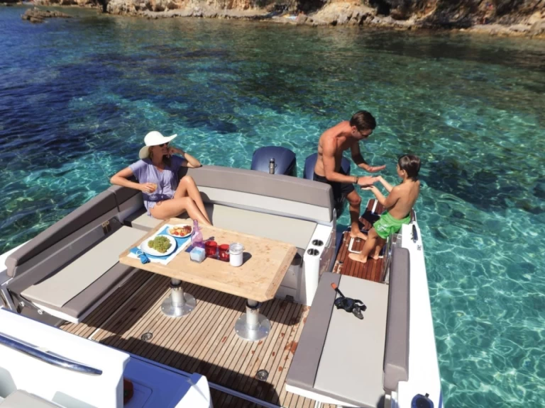 Noleggio Barca a motore Jeanneau con patente nautica