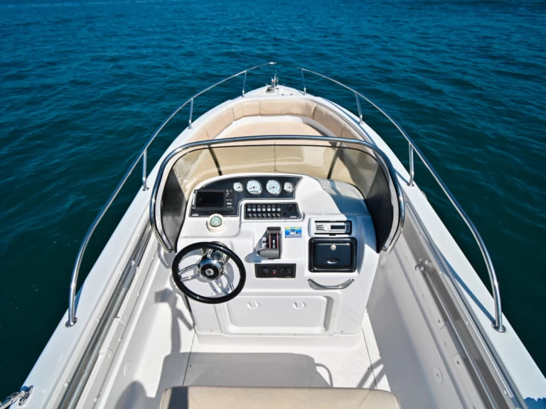 Noleggio barche Ranieri Voyager 24 a Funtana-Fontane su Samboat