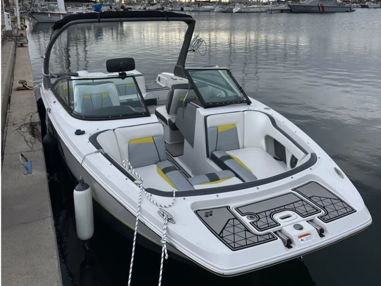 Noleggiare una Four Winns TS 222 a Gruissan