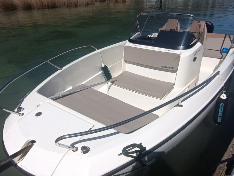 Noleggiare una Quicksilver Activ 605 Open a Aix-les-Bains