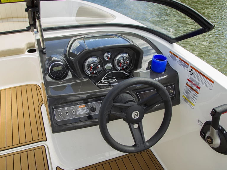 Noleggio a Altea – Bayliner VR6 OB su SamBoat