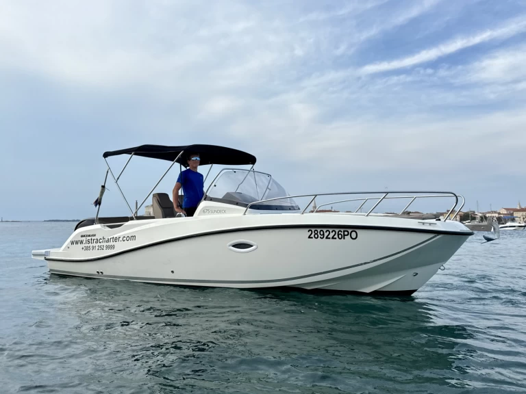 Barca a motore a noleggio a Porec Port al miglior prezzo