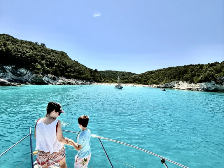 Barca a motore a noleggio a Benitses Marina al miglior prezzo