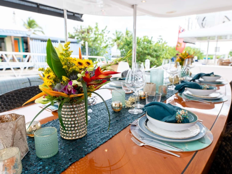 Noleggio Yacht di lusso Horizon con patente nautica