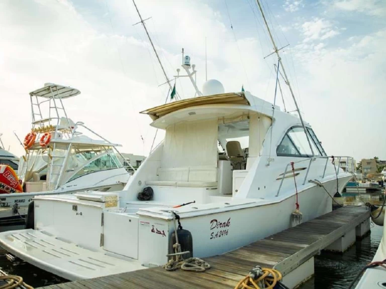 Noleggiare una Hatteras Dirak a Durrat Al-Arus