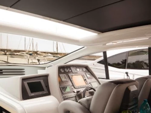 Noleggio Yacht di lusso Pershing con patente nautica