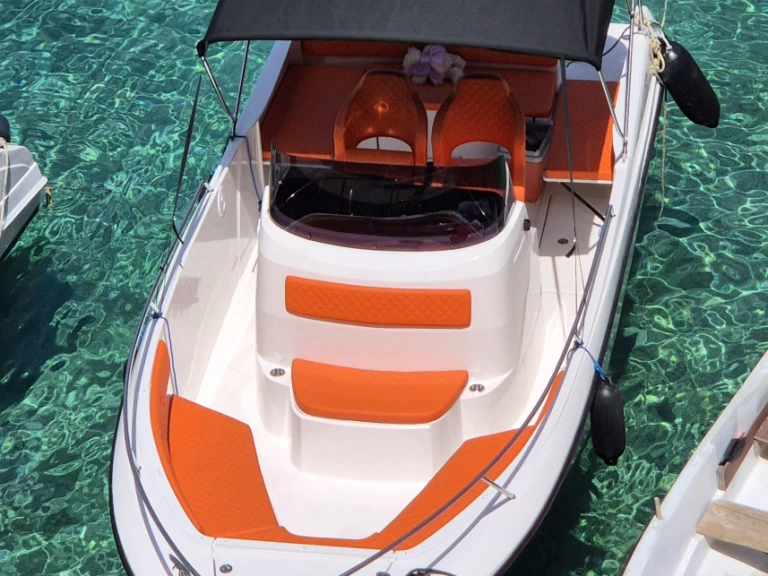 Noleggiare una Cap755cc Cap755cc a Macarsca