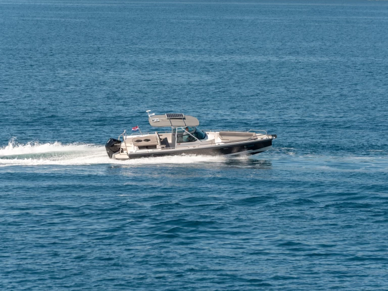 Noleggiare una Axopar Axopar 28 T-Top a Trogir
