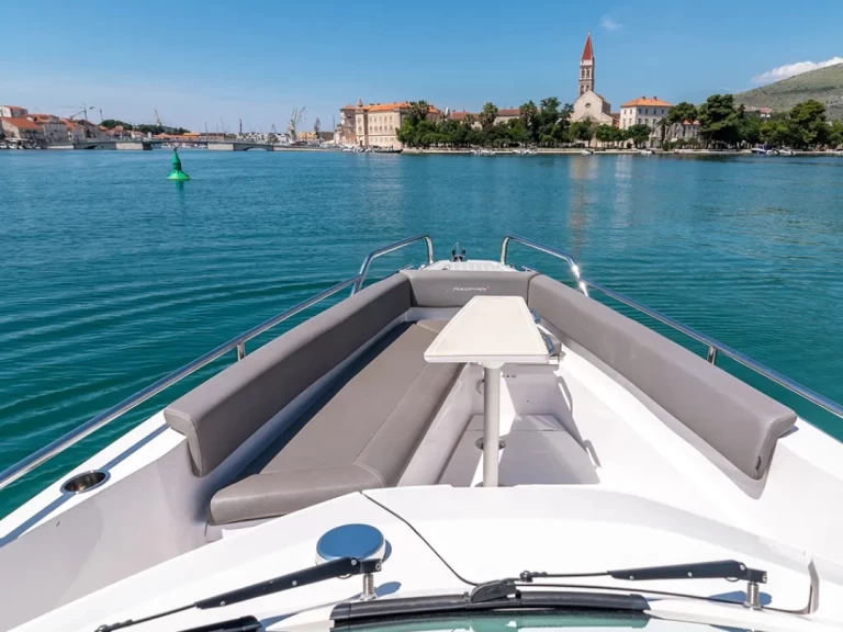 Noleggiare una Axopar Axopar 28 T-Top a Trogir