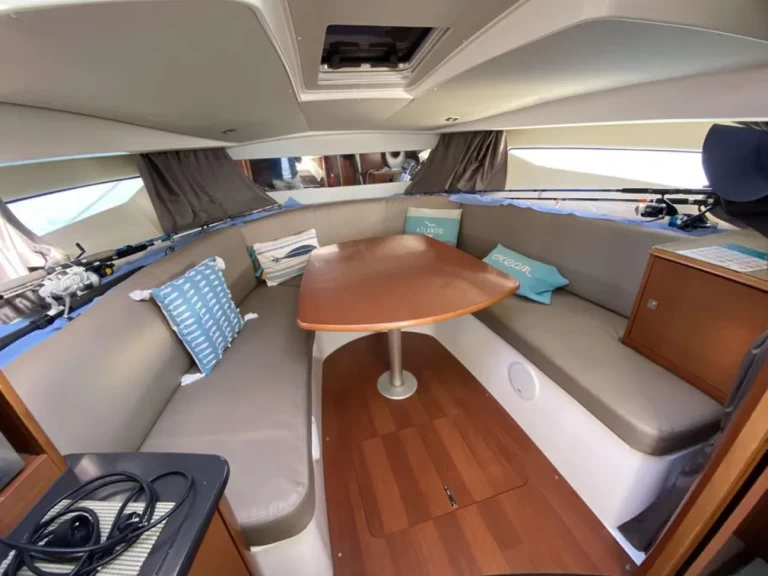 Noleggio Barca a motore Jeanneau con patente nautica