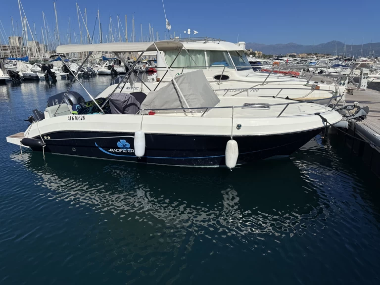Noleggio Barca a motore Pacific Craft con patente nautica
