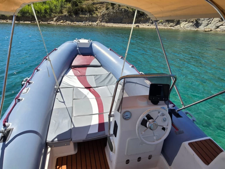 Noleggiare una Novomar NM630 a Novaglia (Novalja)