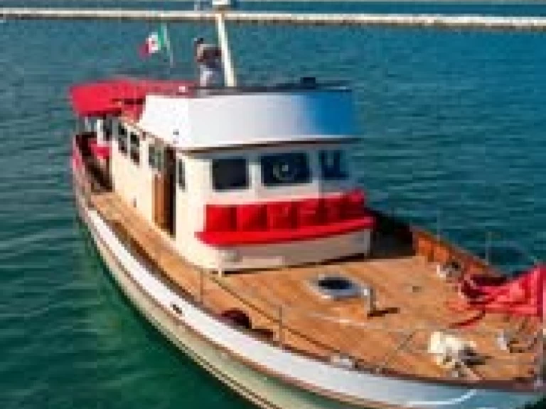 Noleggiare una De Poli Classic Trawler a Venezia