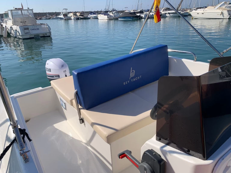 Barca a motore a noleggio a Puerto Marina Benalmadena al miglior prezzo
