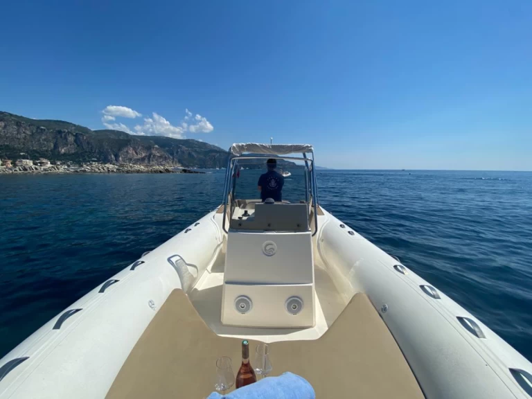 Noleggiare una Capelli Tempest 775 a Antibes