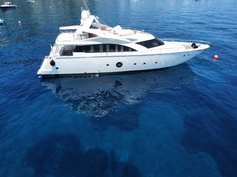 Noleggiare una Aicon 75 fly a Capo d'Orlando Porto