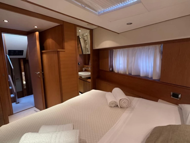 Noleggio Yacht di lusso con o senza skipper Aicon a Capo d'Orlando Porto