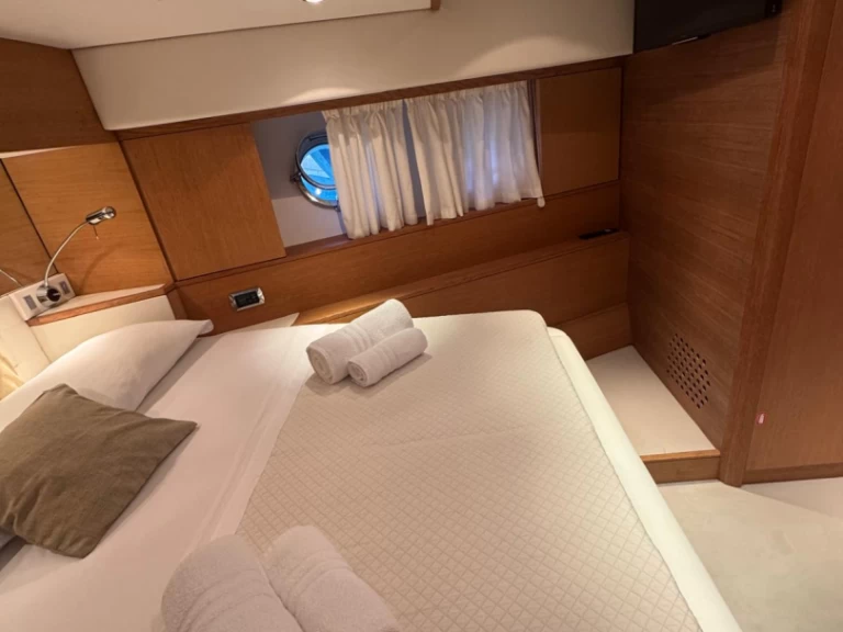 Noleggio Yacht di lusso Aicon con patente nautica