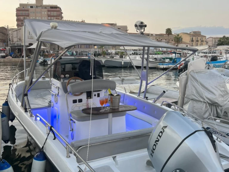 Noleggio Barca a motore con o senza skipper Megamar a Siracusa