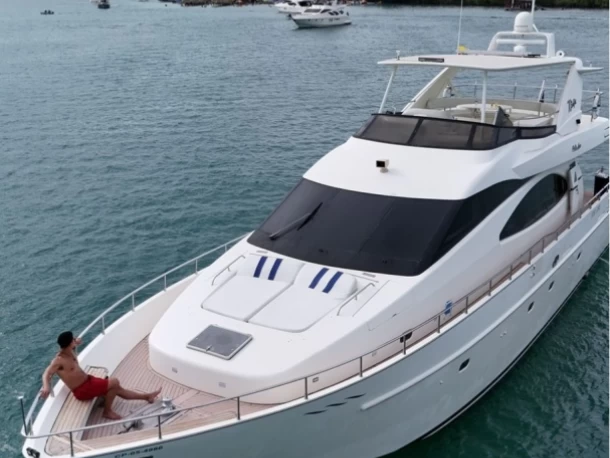 Noleggio Yacht di lusso Azimut con patente nautica