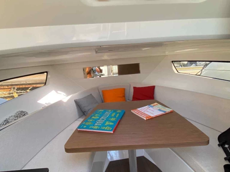 Noleggio Barca a motore Jeanneau con patente nautica