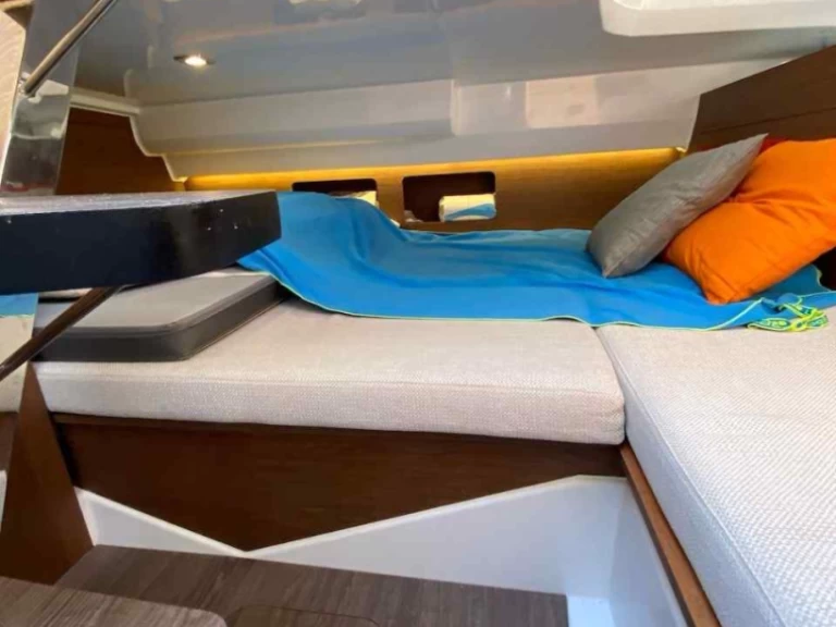 Jeanneau Cap Camarat 9.0 WA da affittare a  Genova