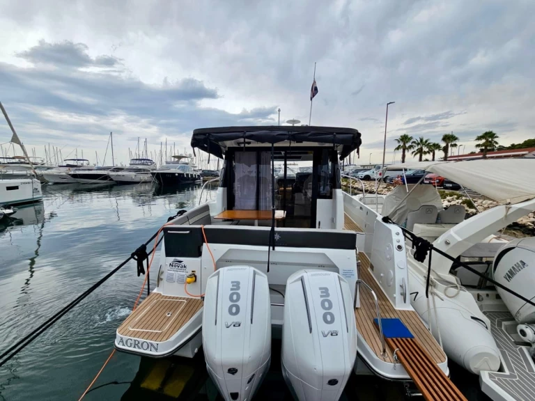 Noleggio Barca a motore Jeanneau con patente nautica