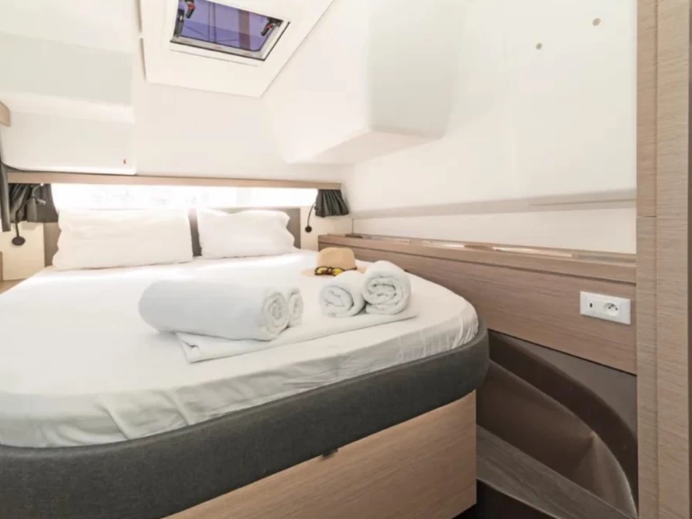 Catamarano a noleggio a Tivat al miglior prezzo