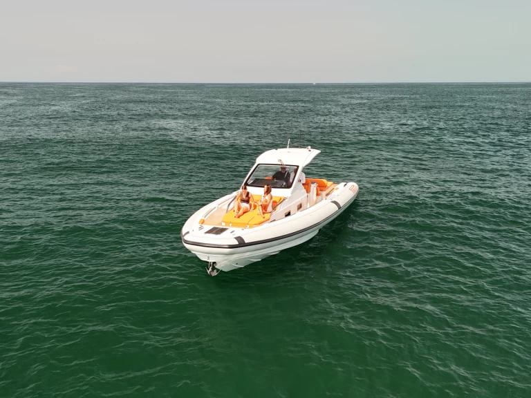 Noleggiare una Pirelli 42 EFB a Napoli