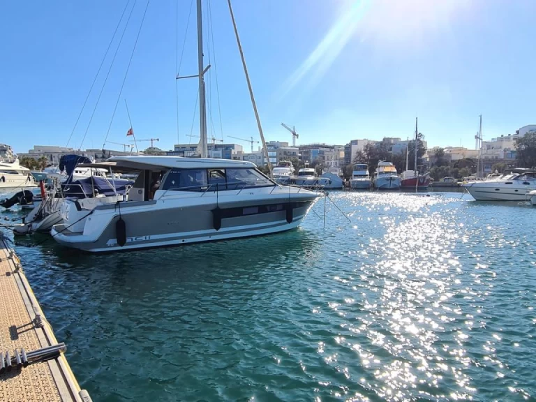 Noleggio Barca a motore con o senza skipper Jeanneau a Gżira