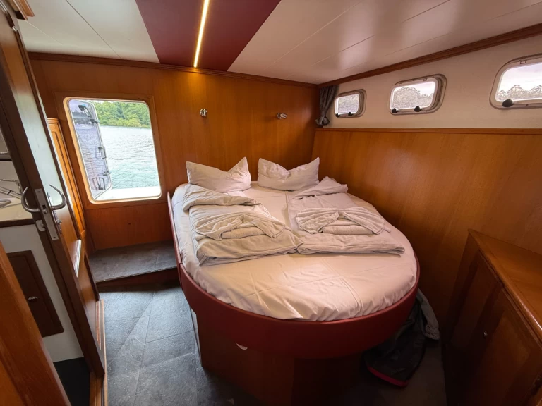 Noleggio Houseboat Pedro con patente nautica