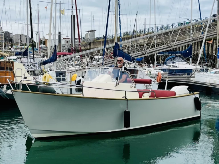 Noleggio Barca a motore con o senza skipper Rhea a La Rochelle