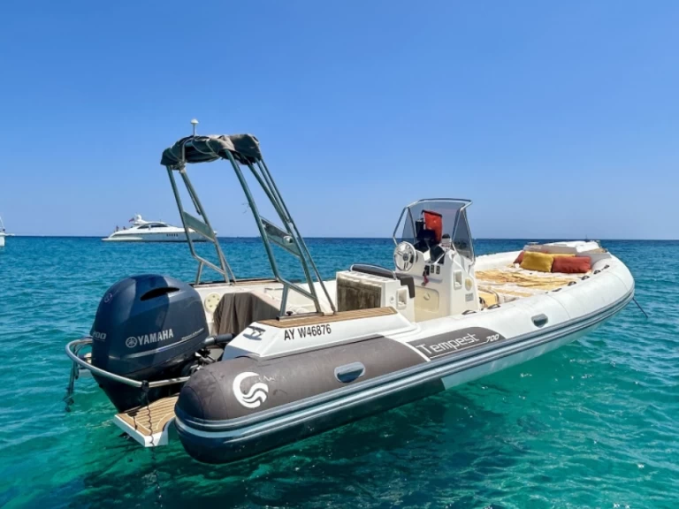 Noleggio Gommone a Port Cogolin – Capelli Tempest 700