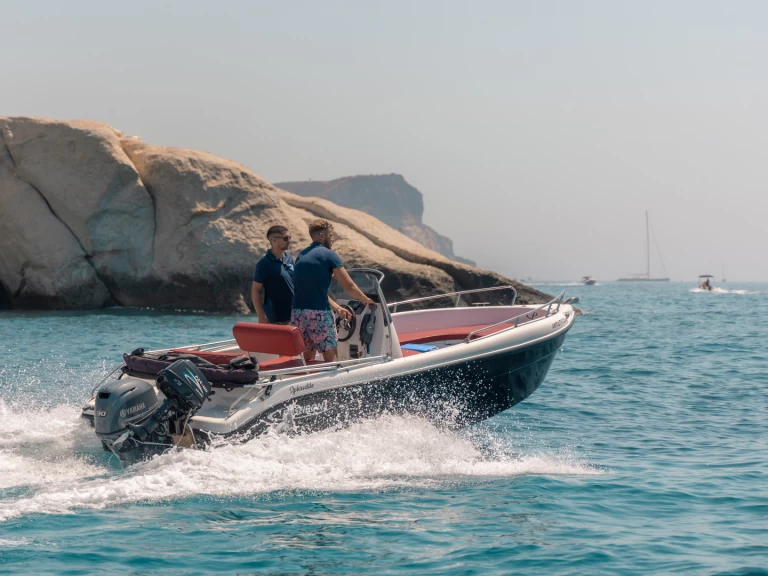 Barca a motore a noleggio a Agía Kiriakí al miglior prezzo