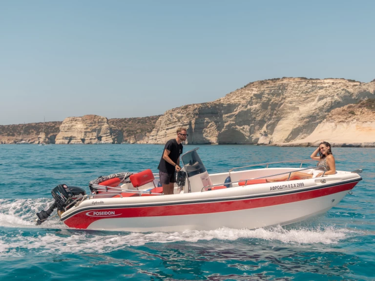 Barca a motore a noleggio a Mílos al miglior prezzo