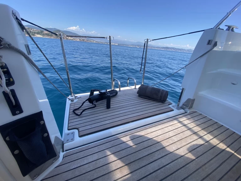 Noleggio Barca a motore Jeanneau con patente nautica