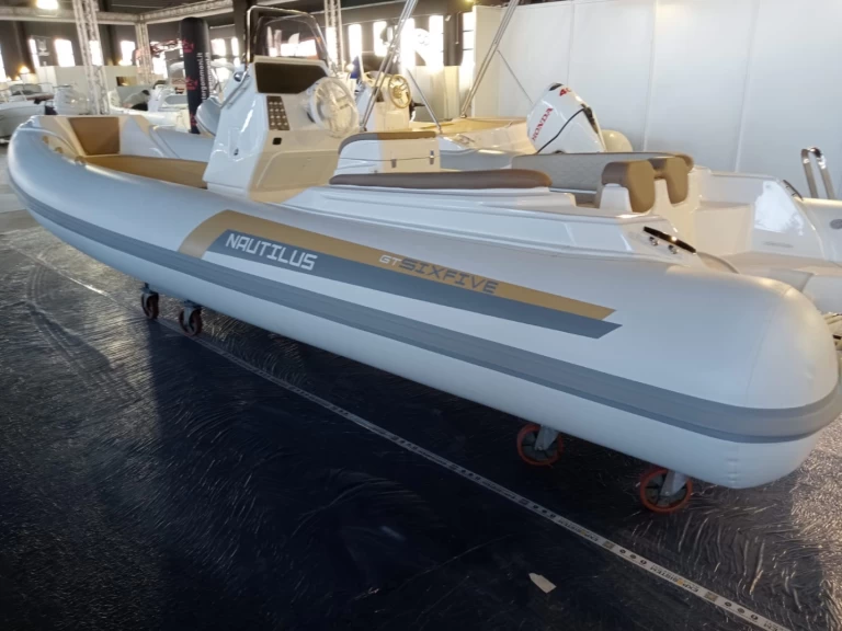 Gommone a noleggio a Villaggio San Teodoro al miglior prezzo