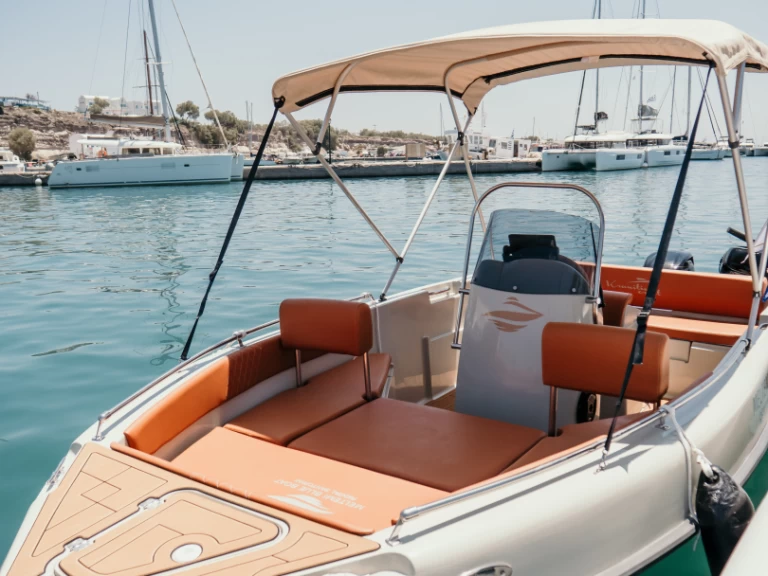 Barca a motore a noleggio a Vlychada al miglior prezzo