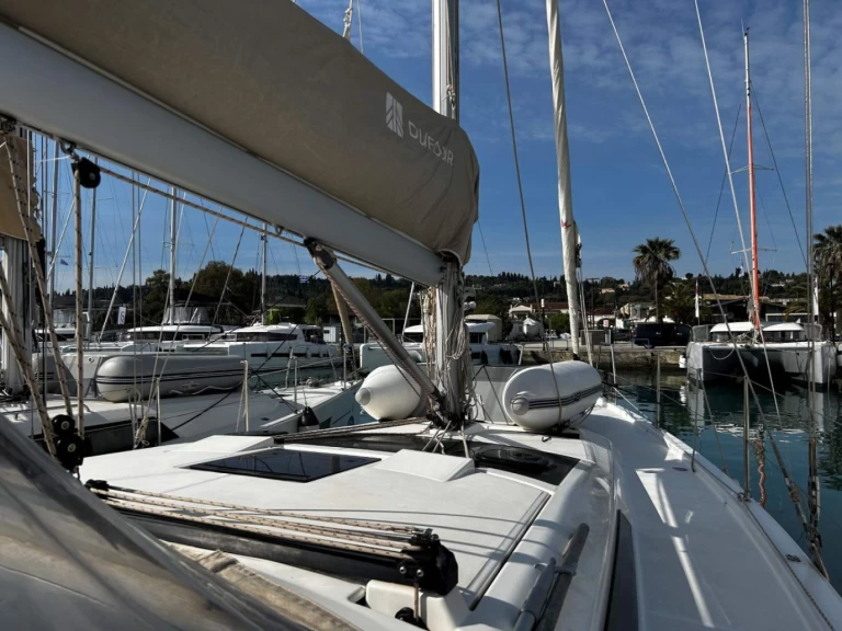 Noleggiare una Dufour Dufour 390 GL a Gouviá