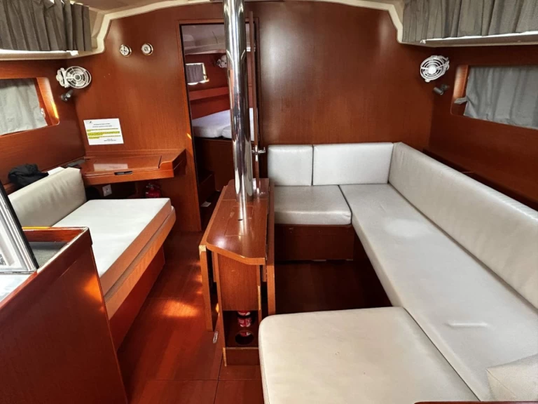Noleggio barche Bénéteau Oceanis 41.1 a Gouviá su Samboat