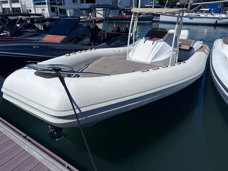 Gommone a noleggio a Cogolin al miglior prezzo