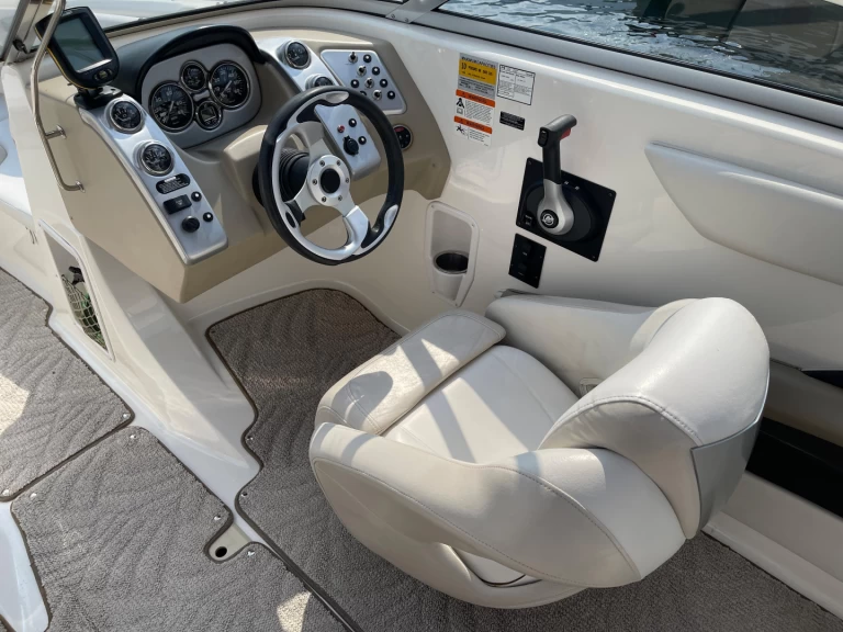 Barca a motore a noleggio a Aix-les-Bains al miglior prezzo