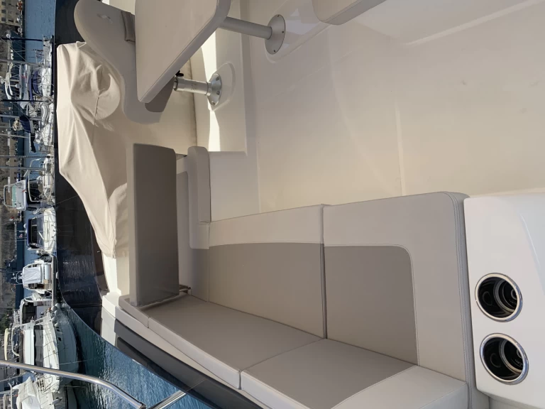 Noleggio Barca a motore Bénéteau con patente nautica