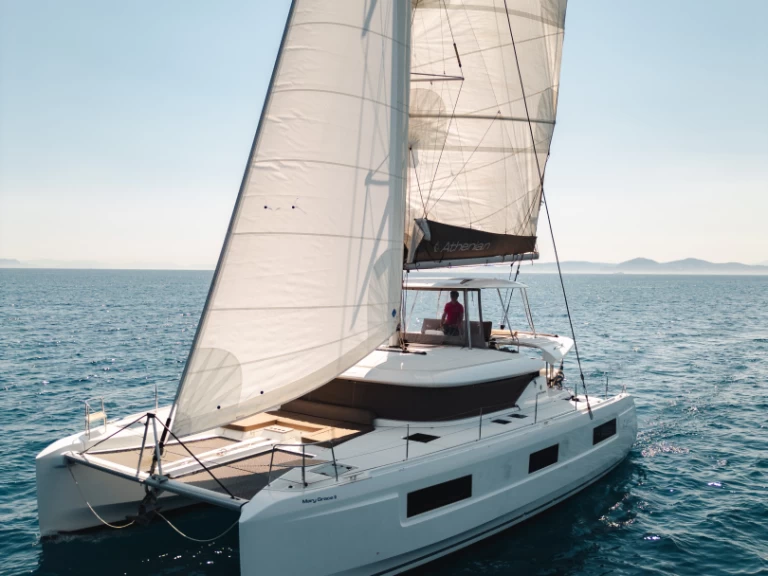 Catamarano a noleggio a Álimos al miglior prezzo