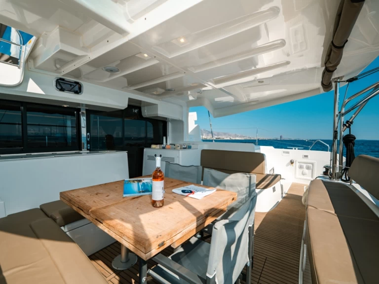 Noleggiare una Lagoon Lagoon 46 a Álimos