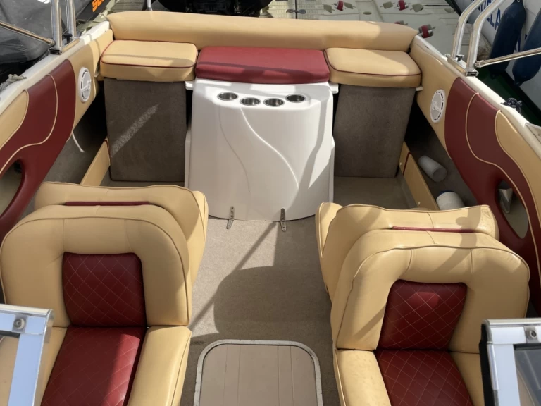 Noleggio Barca a motore Rinker con patente nautica