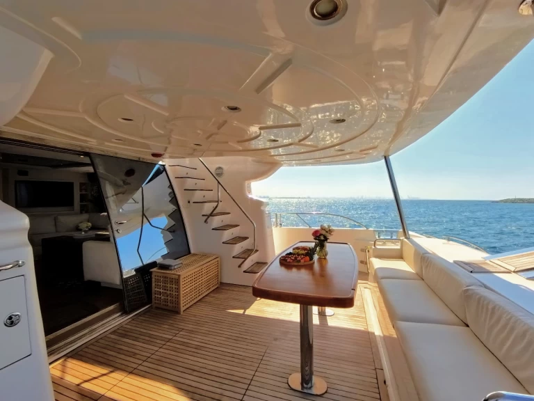 Yacht di lusso a noleggio a Dubai Marina al miglior prezzo