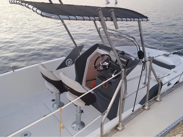 Noleggiare una Bénéteau Flyer 6.6 SPACEdeck a Porto-Vecchio